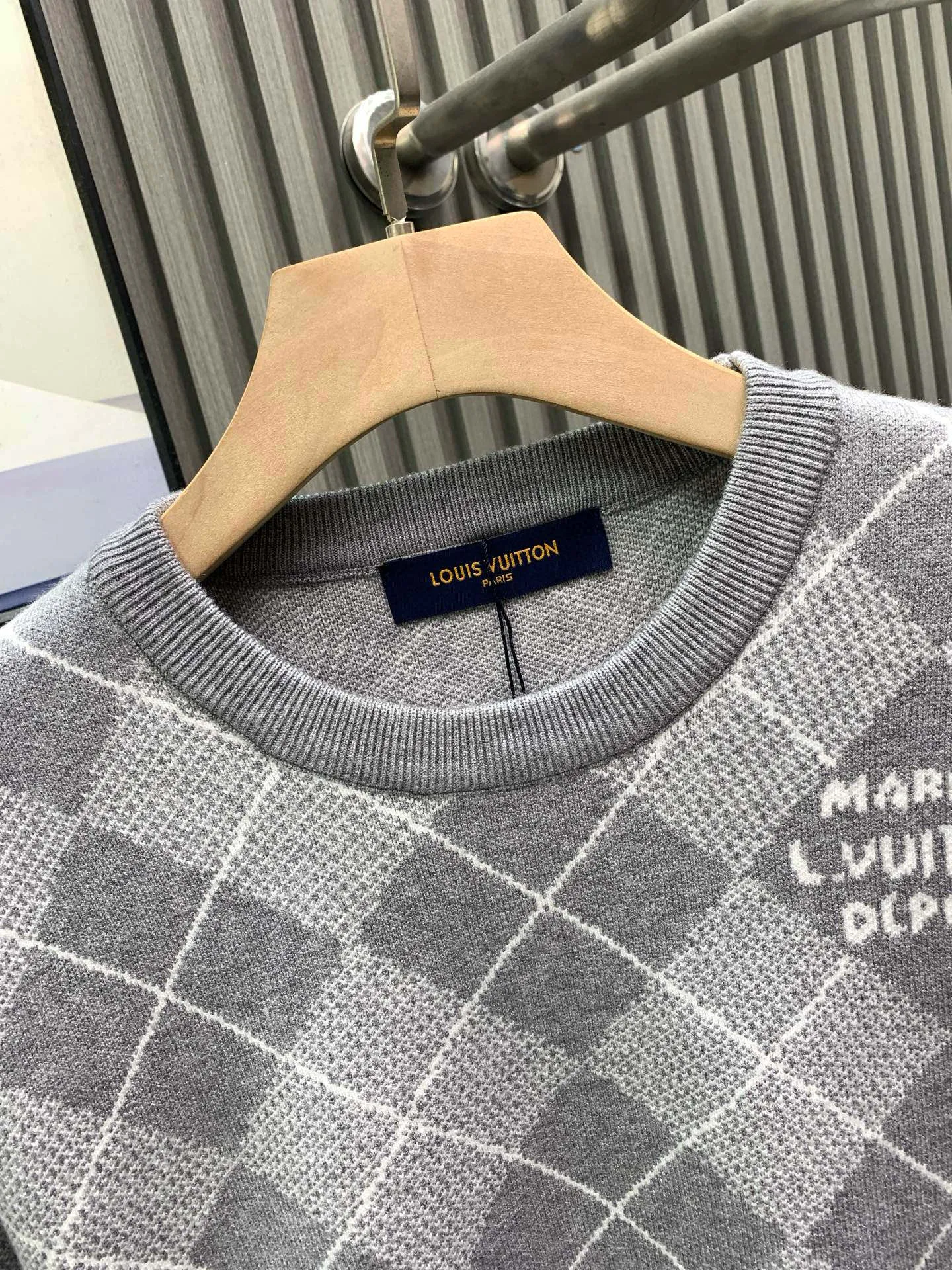 🅿️380 🀄️ Louis Vuitton Louis Vuitton 25*1v diamond plaid cashmere sweater 𝟮5 new autumn and winter products, a must-have~ Love the college style diamond pattern design. Each item is a hot item this year. Made of wool blended fabrics, dyed and custom-woven dyed yarn, multi-sand mouth intarsia technology, Japan Shima Seiki 36 yarn mouth intarsia machine, reverse thread machine knotting Then it is trimmed by hand. It will never come off. It uses half more material than the vest style. The dropped shoulder design adds a lot of relaxation. It will definitely kill all the same type of diamond sweaters~